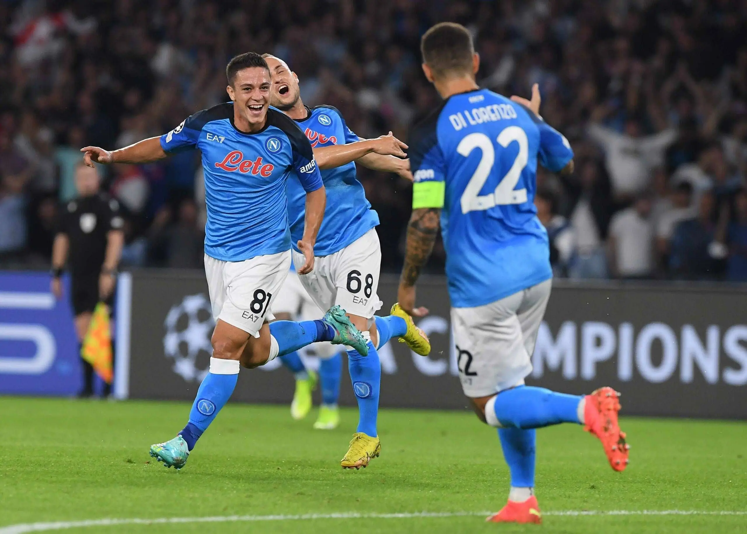 欧冠烽火中的那不勒斯：在挣扎中寻找突围之光